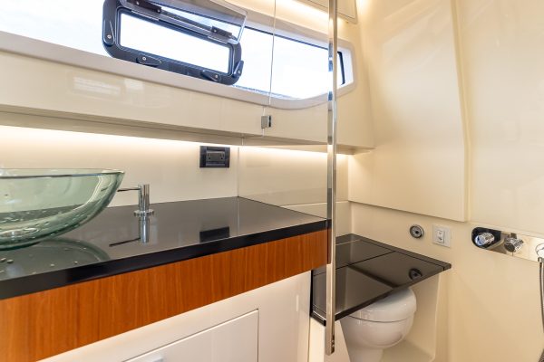Stradivari 43 Bathroom