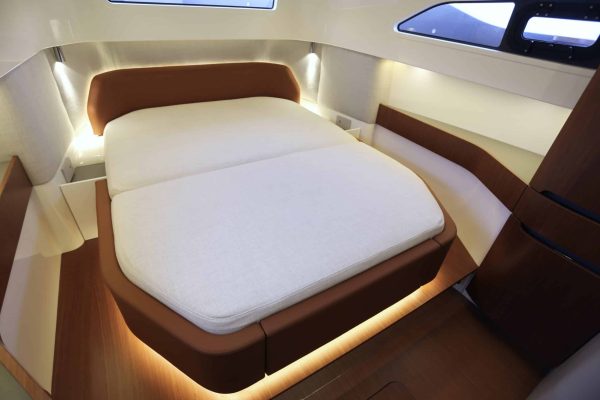 Stradivari 52 Bed